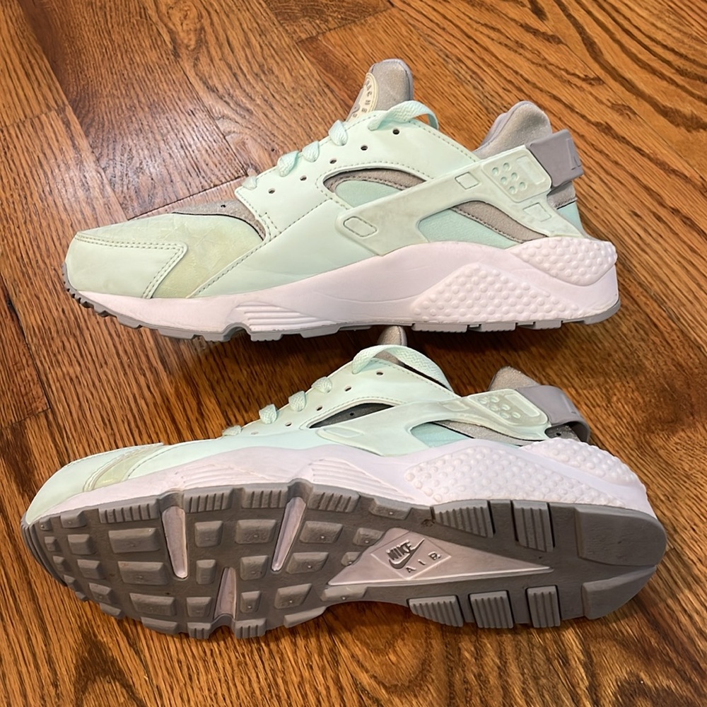 Women’s Nike Air Huarache Run Igloo Sneakers. Size 10. Excellent/Like New. - Picture 7 of 14